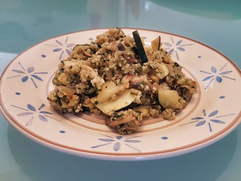 Kvinoja z bučkami in gobami