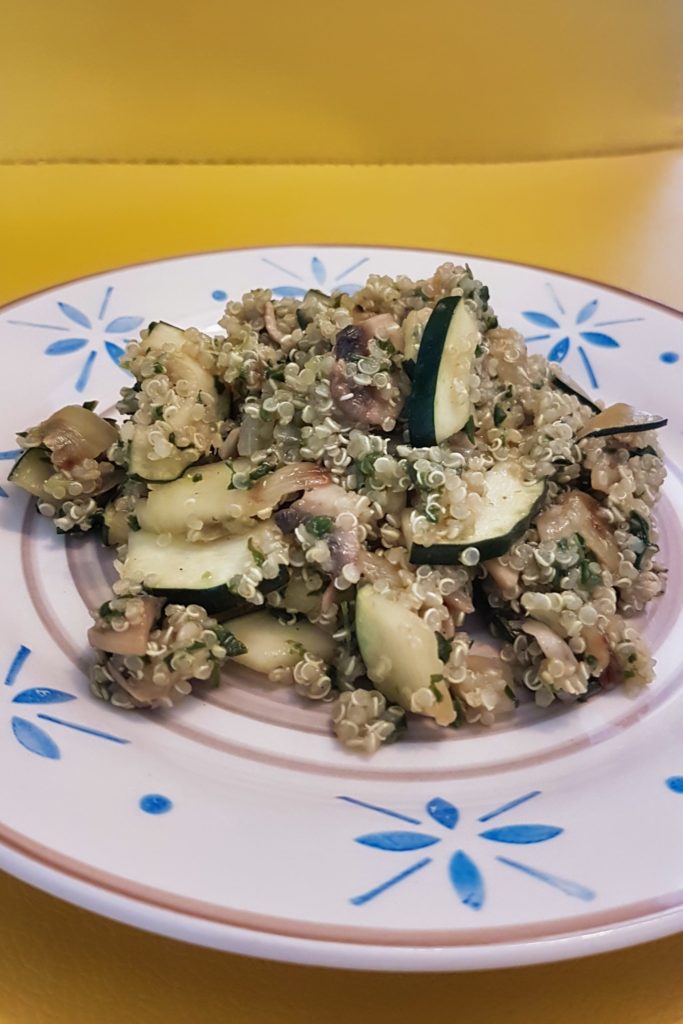 postrežena kvinoja z bučkami in gobami